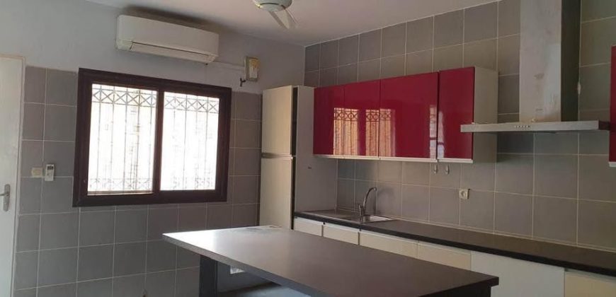 Très Belle Maison Duplex, 4 Chambres avec Piscine