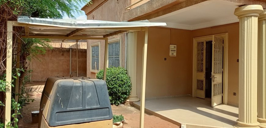 Villa 3 Chambres, 2 Salons, Dépendance