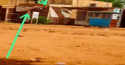 Boutique avec Grille uu Bord du Goudron