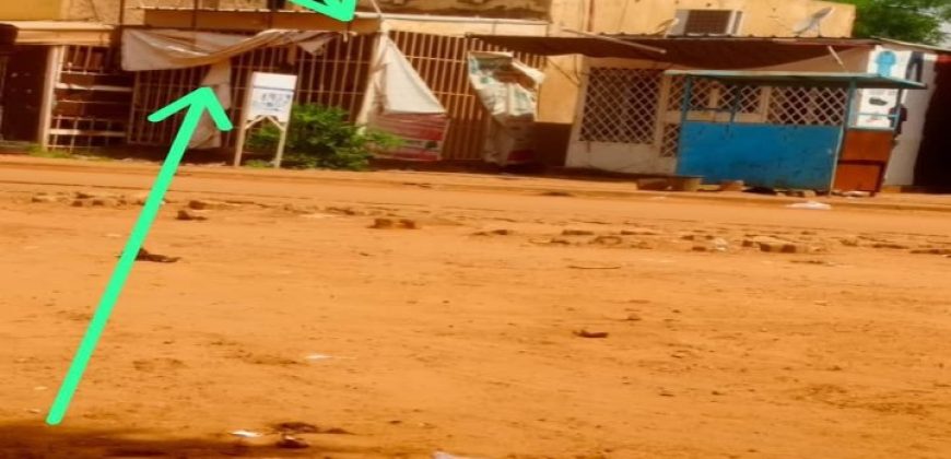 Boutique avec Grille uu Bord du Goudron