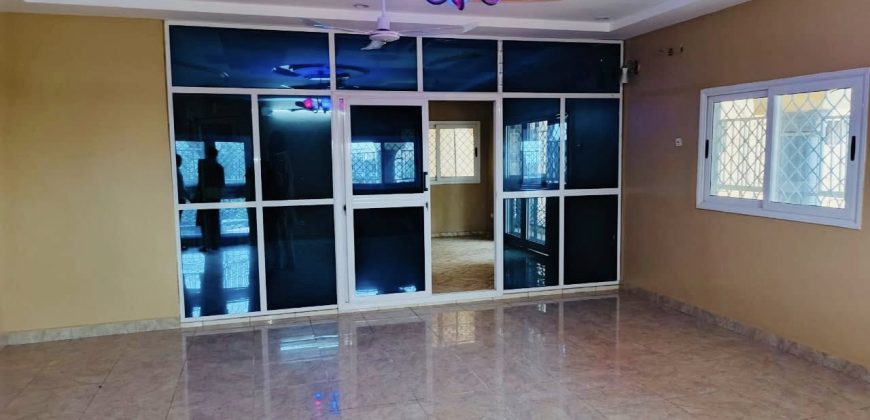 Étage 8 Chambres, 9 Douches, 2 Salons