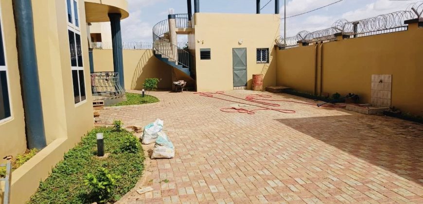 Étage 8 Chambres, 9 Douches, 2 Salons