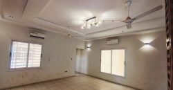 Grande Maison avec Piscine et une Grande Boutique dehors