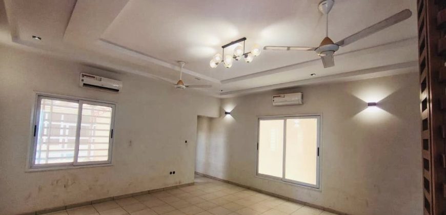 Grande Maison avec Piscine et une Grande Boutique dehors