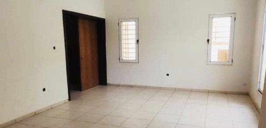 Grande Maison avec Piscine et une Grande Boutique dehors