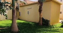 Grande Maison avec Piscine et une Grande Boutique dehors