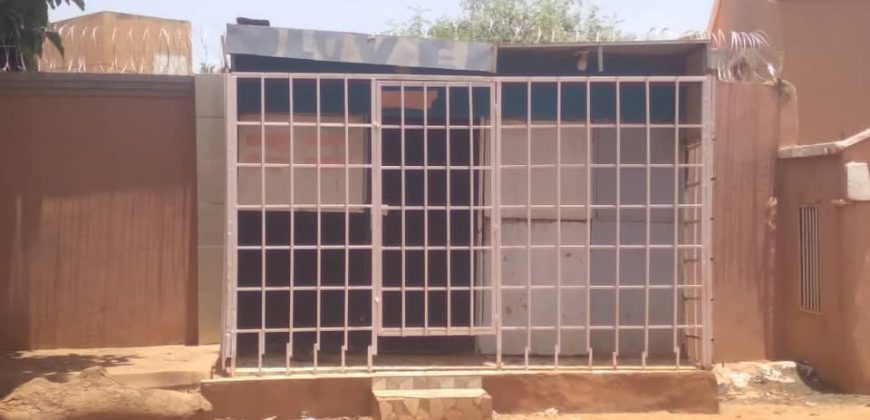 Kiosque de 3m 60 sur 2m 57 avec Étagères