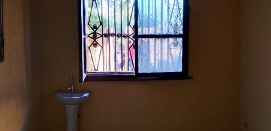 Villa 3 Chambres, 2 Douches, face Direction BABATI