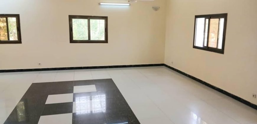 Grande Villa Duplex 5 Chambres, 2 Salons, usage Bureau ou Habitation