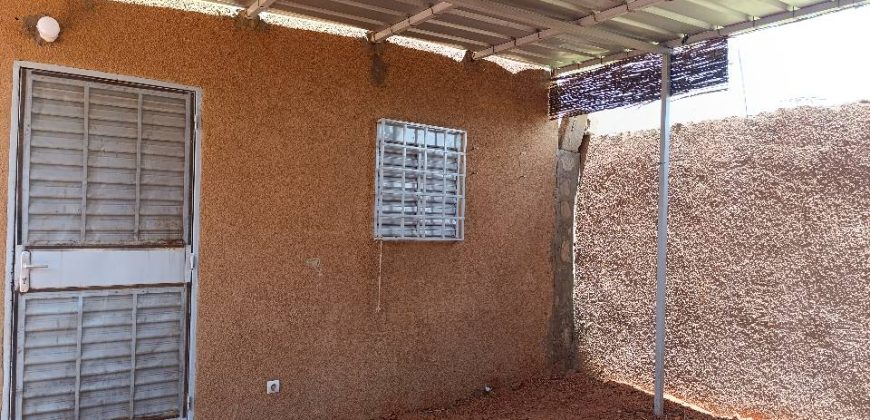 Villa 2 Chambres, Salon, vers Plaque DJIBO SAYNI