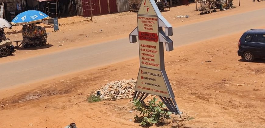 Bâtiment Neuf de 6 Chambres, au bord du Goudron