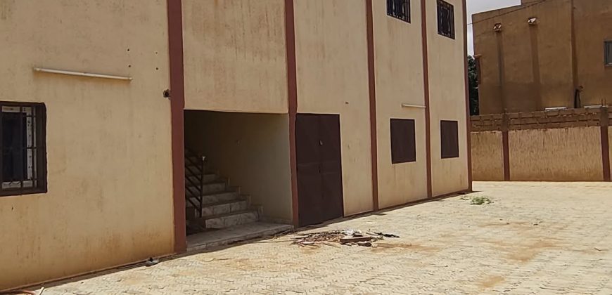 Bâtiment Neuf de 6 Chambres, au bord du Goudron