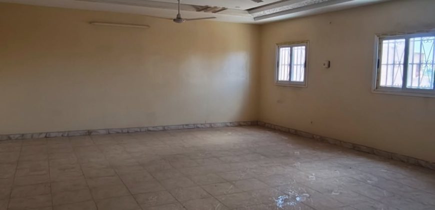 Bâtiment Neuf de 6 Chambres, au bord du Goudron