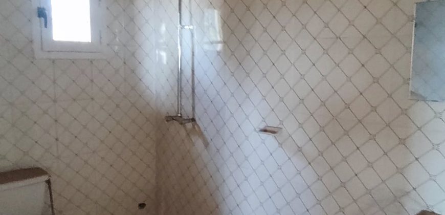 Bâtiment Neuf de 6 Chambres, au bord du Goudron