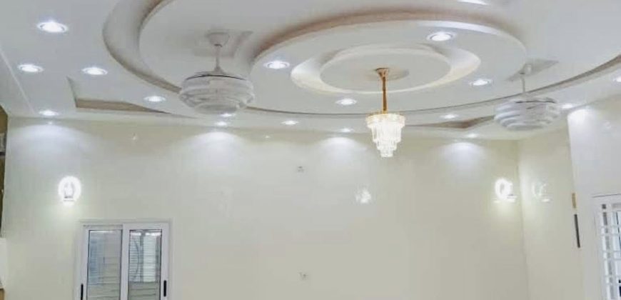 Étage 4 Chambres avec Douche, Grand Salons
