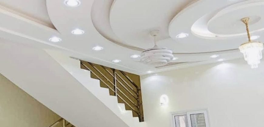 Étage 4 Chambres avec Douche, Grand Salons