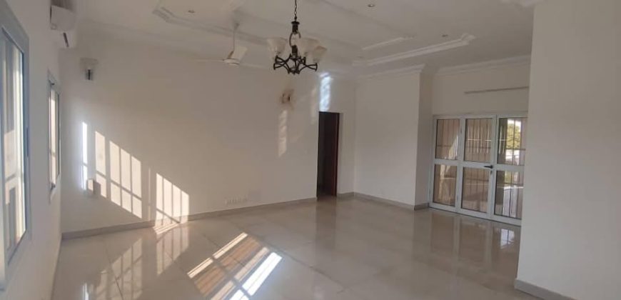 Immeuble R+2, 12 Chambres, 6 Salons, 13 Douches Internes
