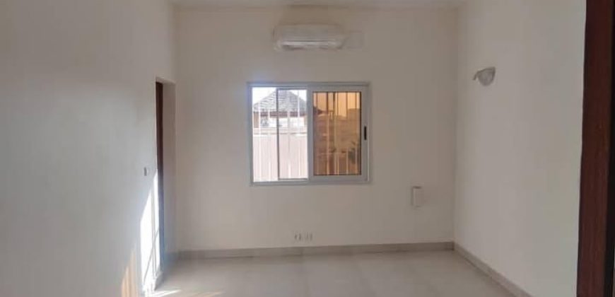Immeuble R+2, 12 Chambres, 6 Salons, 13 Douches Internes