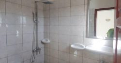 Immeuble R+2, 12 Chambres, 6 Salons, 13 Douches Internes