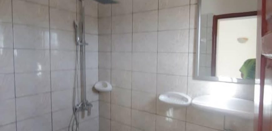 Immeuble R+2, 12 Chambres, 6 Salons, 13 Douches Internes