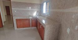 Immeuble R+2, 12 Chambres, 6 Salons, 13 Douches Internes