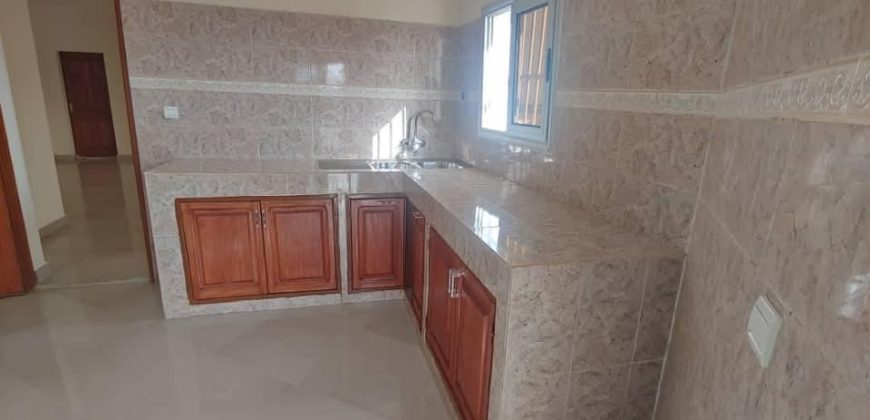 Immeuble R+2, 12 Chambres, 6 Salons, 13 Douches Internes