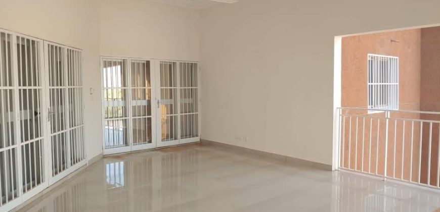 Immeuble R+2, 12 Chambres, 6 Salons, 13 Douches Internes