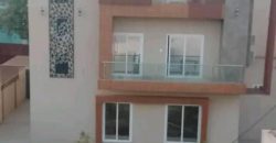 Maison à étages R+2, 5 Chambres, Piscine et Jardin