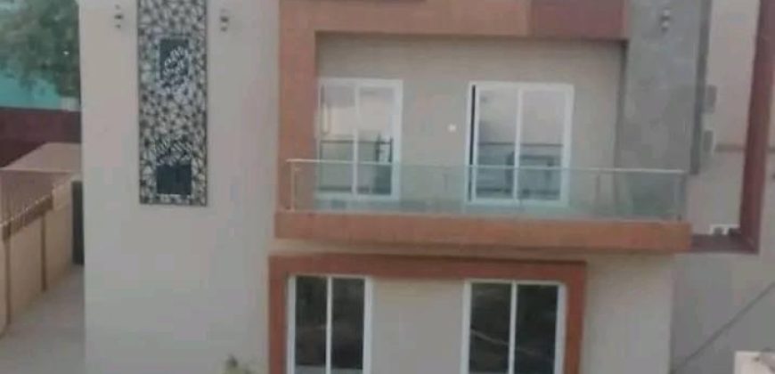 Maison à étages R+2, 5 Chambres, Piscine et Jardin