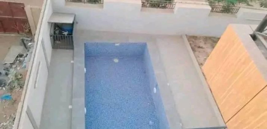 Maison à étages R+2, 5 Chambres, Piscine et Jardin