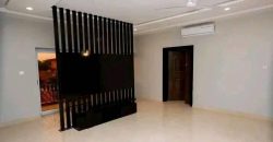 Maison à étages R+2, 5 Chambres, Piscine et Jardin