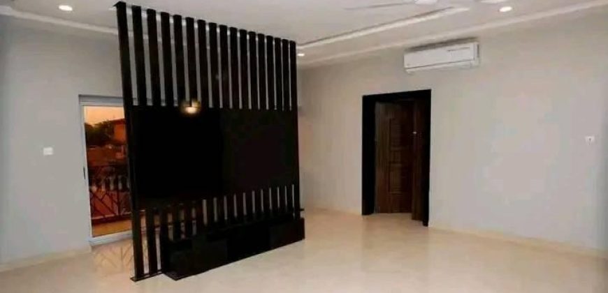 Maison à étages R+2, 5 Chambres, Piscine et Jardin