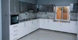 Maison à étages R+2, 5 Chambres, Piscine et Jardin