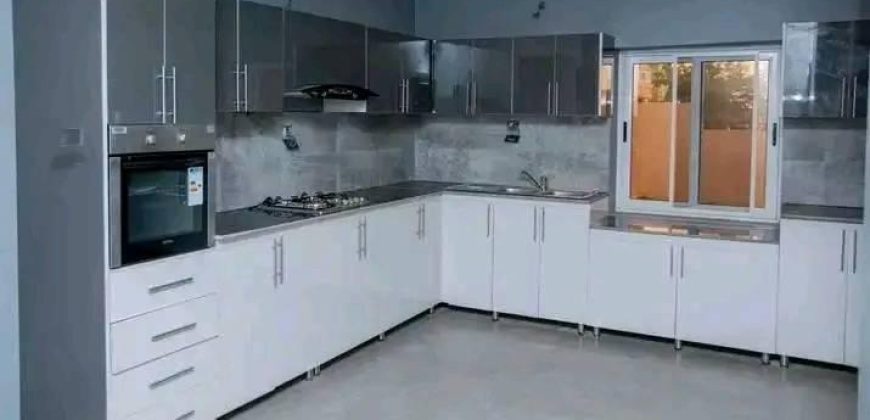 Maison à étages R+2, 5 Chambres, Piscine et Jardin