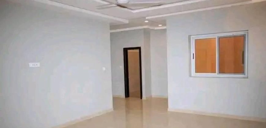 Maison à étages R+2, 5 Chambres, Piscine et Jardin