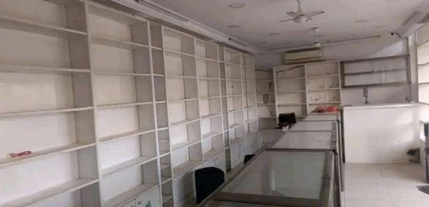 Boutique sur une Grande Voie, Carreaux et Vitre
