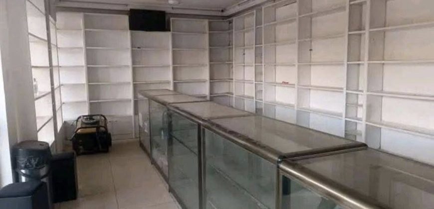 Boutique sur une Grande Voie, Carreaux et Vitre
