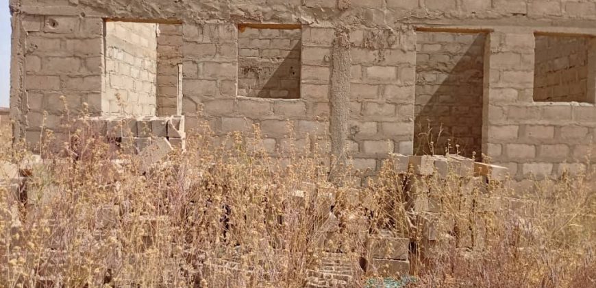 Maison Inachevée de 2 Chambres, Salon, sur 200 m²