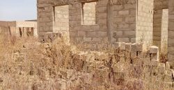 Maison Inachevée de 2 Chambres, Salon, sur 200 m²