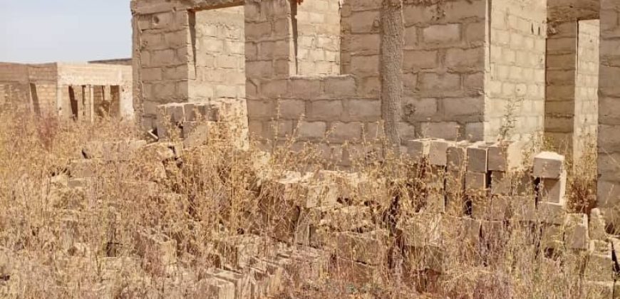 Maison Inachevée de 2 Chambres, Salon, sur 200 m²