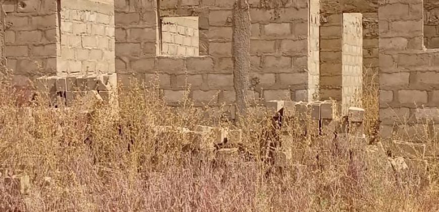 Maison Inachevée de 2 Chambres, Salon, sur 200 m²