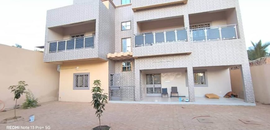 Très Joli Duplex 5 Chambres, 2 Salons, Climatiseur