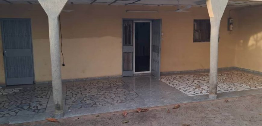 Villa 3 Chambres, 2 Douches, derrière Université Islamique