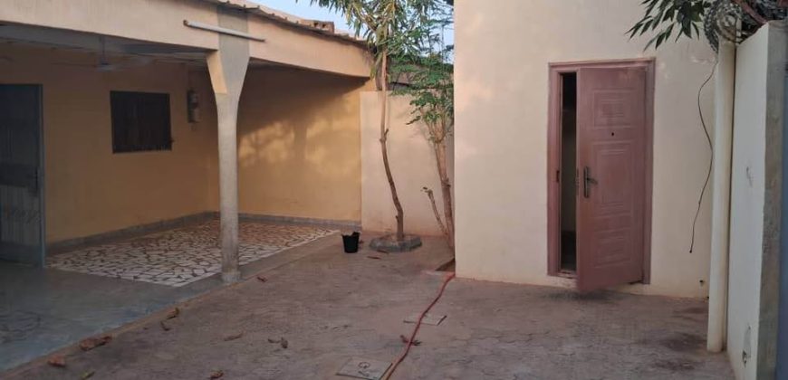 Villa 3 Chambres, 2 Douches, derrière Université Islamique