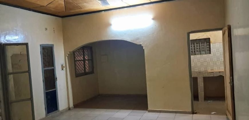 Villa 3 Chambres, Salon, 3 Douches Internes, Hangar