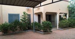 Villa 3 Chambres, Salon, 3 Douches Internes, Hangar