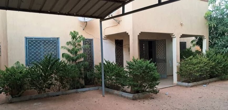 Villa 3 Chambres, Salon, 3 Douches Internes, Hangar