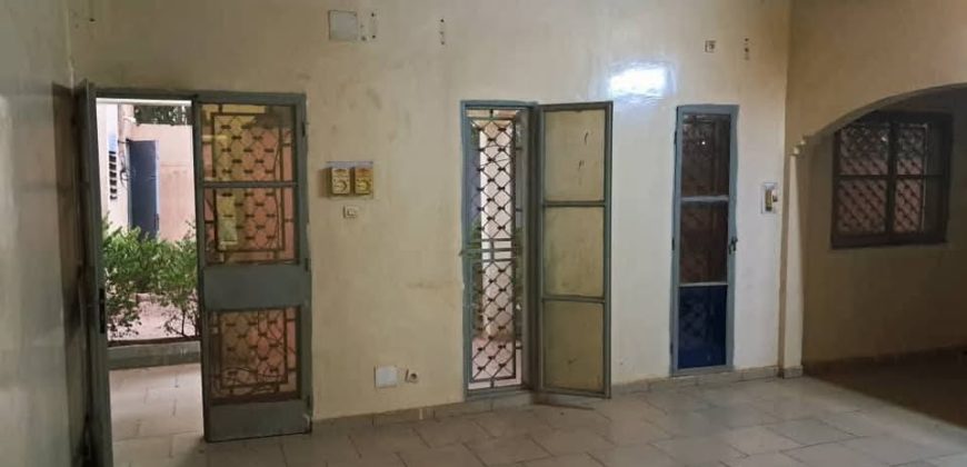 Villa 3 Chambres, Salon, 3 Douches Internes, Hangar