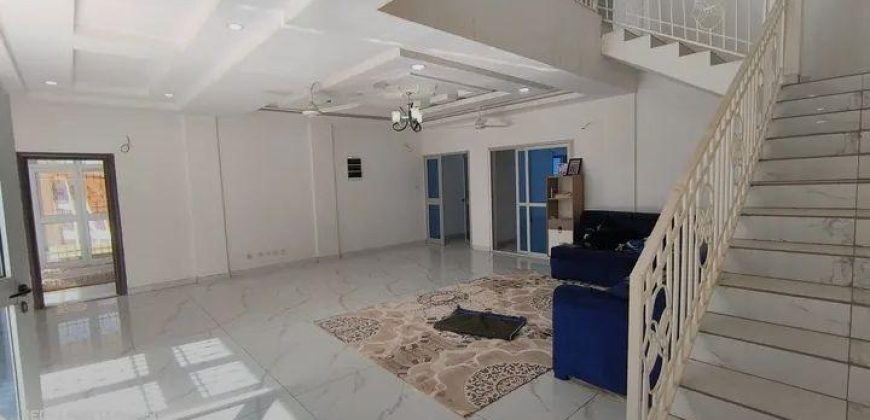 Villa Duplex 6 Chambres, 2 Salons, 6 Douches, Piscine