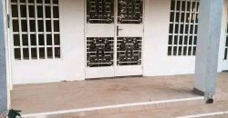 Boutique très Propre, au bord du Goudron